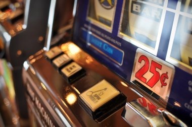 yen77 mobile app showing live blackjack table and sportsbook odds side by side